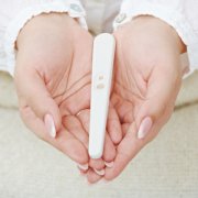 宫外孕用早孕试纸能查出吗